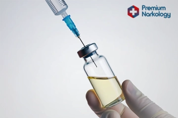 шприц и ампула крупным планом